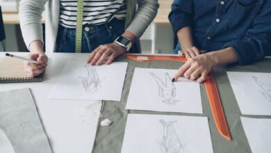 Step-by-step fashion figure drawing showing simple body proportions, poses, and sketching techniques for beginners.