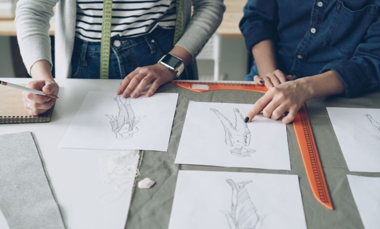 Step-by-step fashion figure drawing showing simple body proportions, poses, and sketching techniques for beginners.